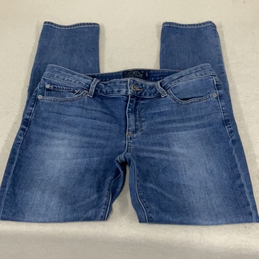 EUC woman’s lucky brand blue jeans